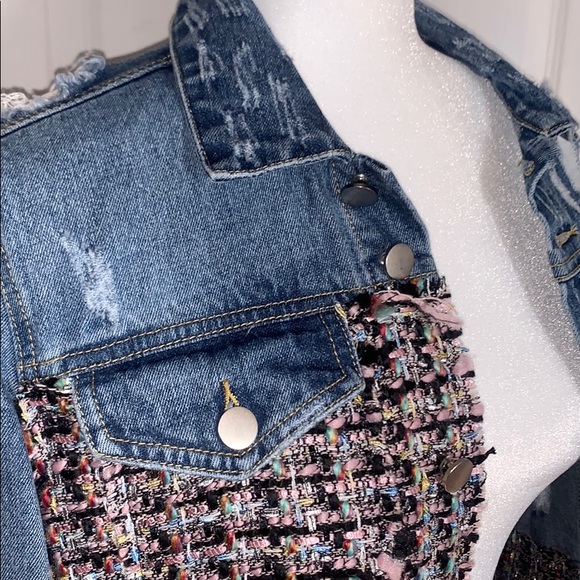 🆕Distressed Cropped Denim Jacket - Picture 6 of 9